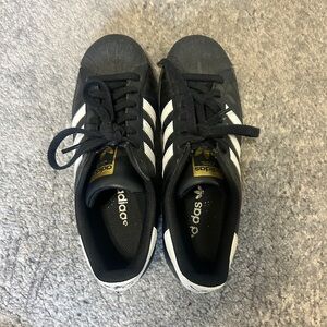 Selling these superstar adidas that are size 8 in men!